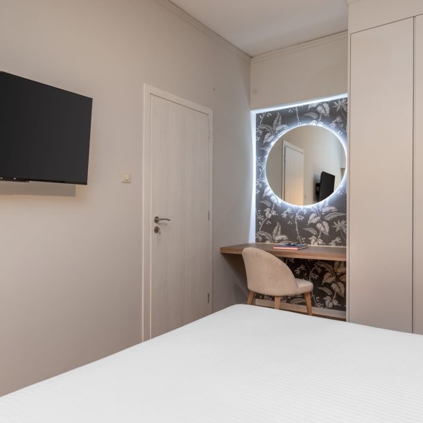 beehive apartments kipseli athens double bedroom with desk