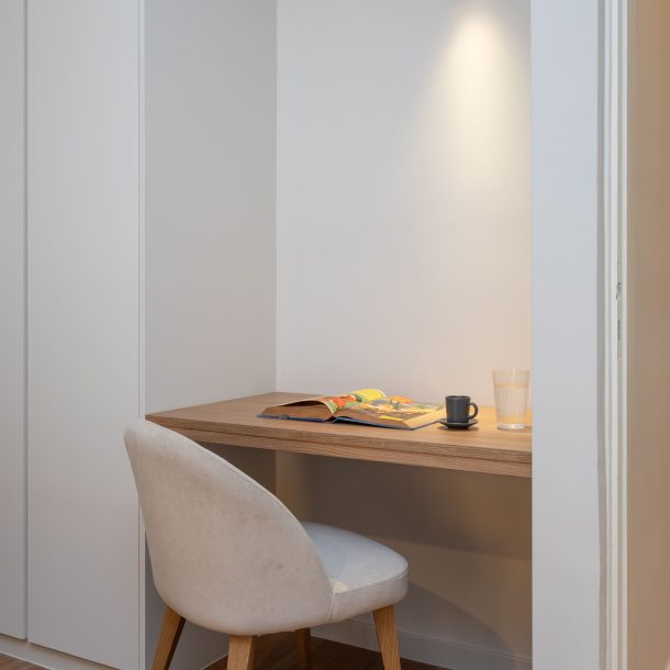 beehive apartments kipseli athens desk