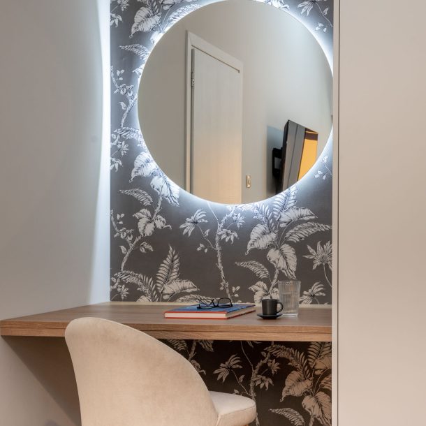 beehive apartments kipseli athens desk area