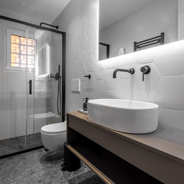 beehive apartments kipseli athens bathroom