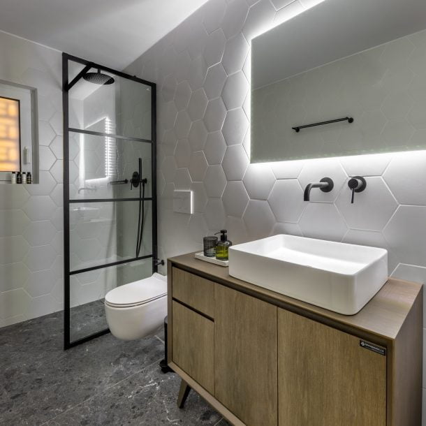 beehive apartments kipseli athens bathroom