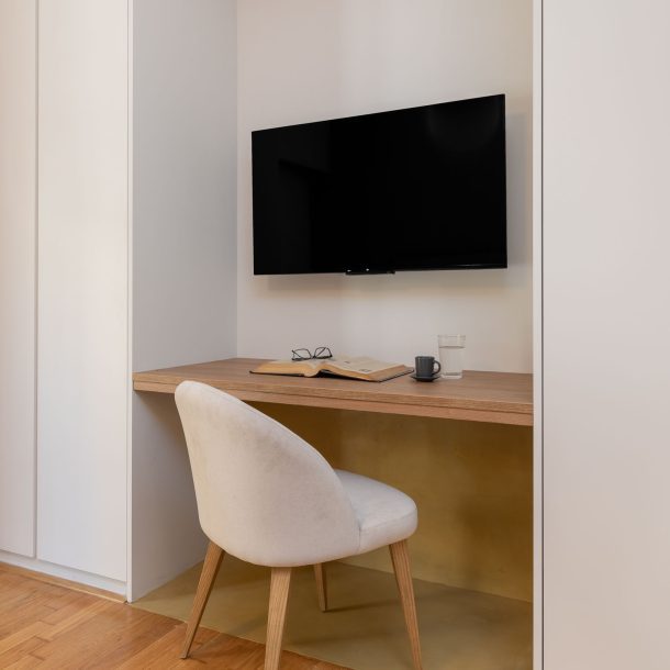 beehive apartments kipseli athens desk area