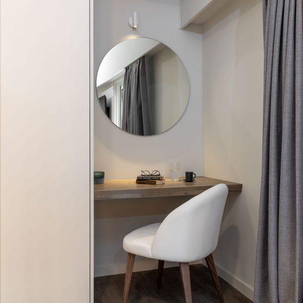 beehive apartments kipseli athens desk