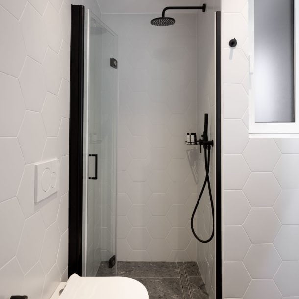 beehive apartments kipseli athens shower