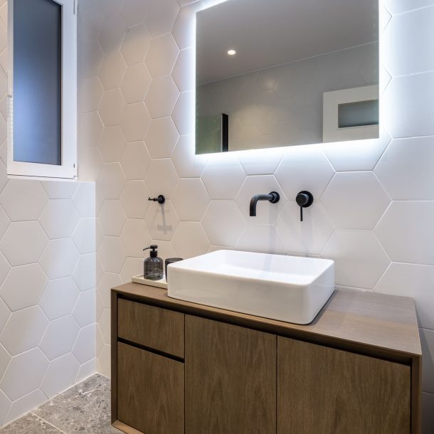 beehive apartments kipseli athens bathroom