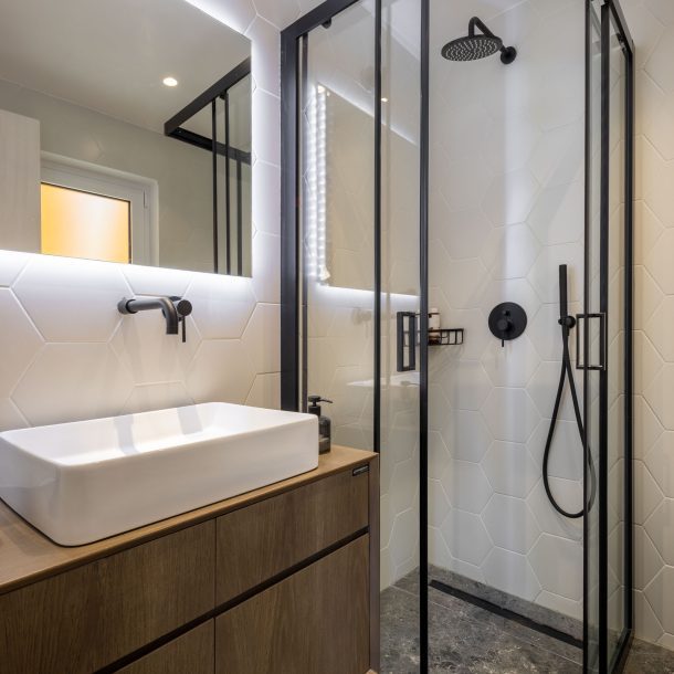 beehive apartments kipseli athens bathroom with shower